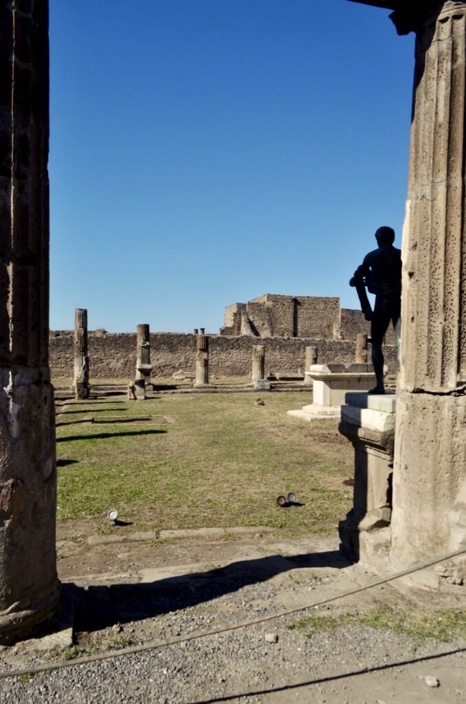 Qué ver en Pompeya - Guía Completa para Visitar el Parque Arqueológico de Pompeya 8 Templo de Apollo en el parque arqueológico de Pompeya